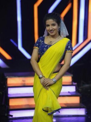 Vyishali Kemkar Instagram - Draped in sunshine, powered by passion ☀️Saree today, slay everyday 😎
MUA: @jay_makeup_artist_
#Kemy #ZeeTamil #SinglePasanga #Saree #YellowSaree #Dance