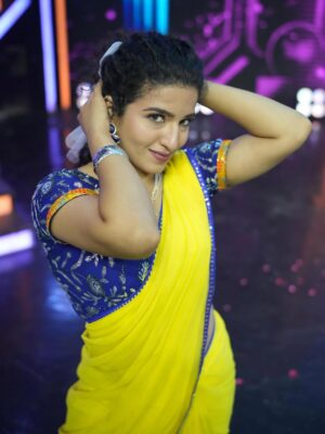 Vyishali Kemkar Instagram - Draped in sunshine, powered by passion ☀️Saree today, slay everyday 😎
MUA: @jay_makeup_artist_
#Kemy #ZeeTamil #SinglePasanga #Saree #YellowSaree #Dance