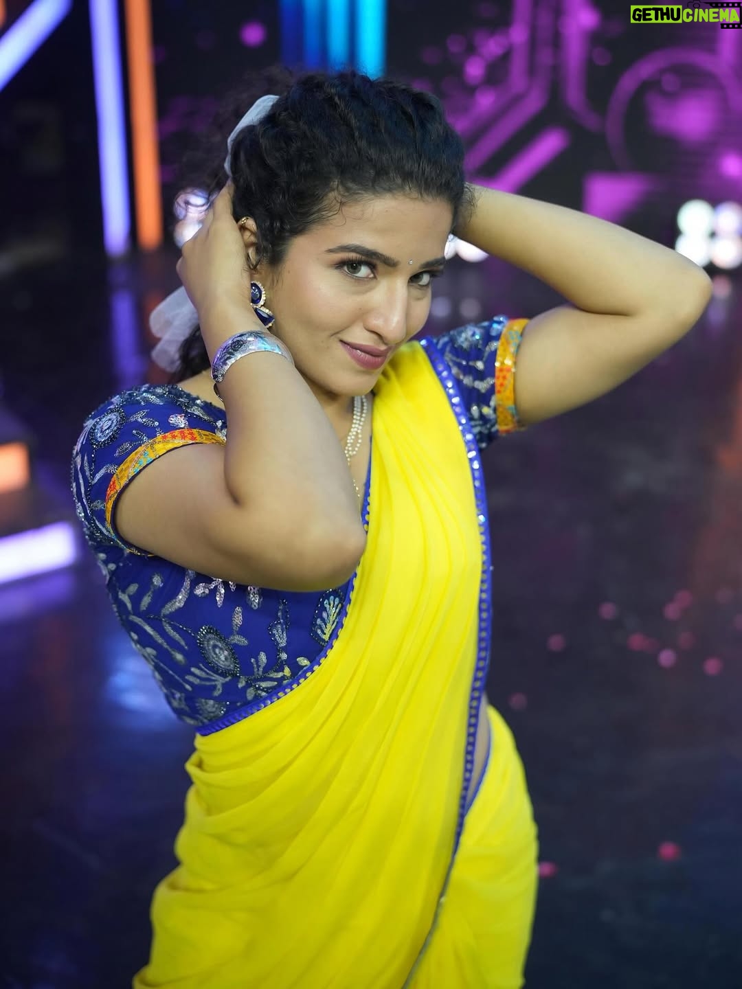 Vyishali Kemkar - 19.3K Likes - Draped in sunshine, powered by passion ☀️Saree today, slay everyday 😎

MUA: @jay_makeup_artist_ 

#Kemy #ZeeTamil #SinglePasanga #Saree #YellowSaree #Dance