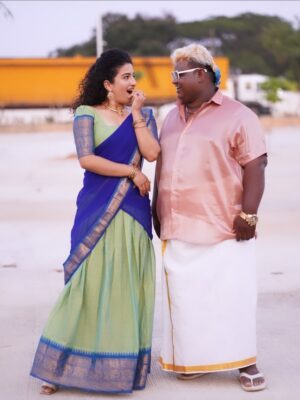 Vyishali Kemkar Instagram - When the gang comes together, even retro feels new.
MUA: @jay_makeup_artist_
Jewellery: @sr_wedding_jewel
Outfit: @chettinad_sarees
📸: @sathish_photography49
#Kemy #ZeeTamil #SinglePasanga
#VaVaPakkamVa