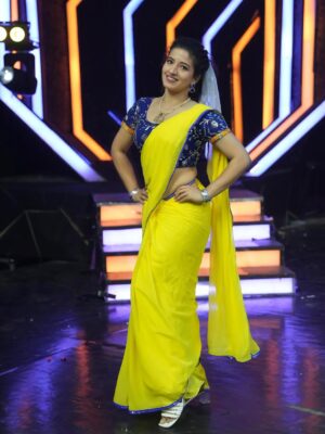 Vyishali Kemkar Instagram - Draped in sunshine, powered by passion ☀️Saree today, slay everyday 😎
MUA: @jay_makeup_artist_
#Kemy #ZeeTamil #SinglePasanga #Saree #YellowSaree #Dance