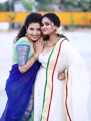 Vyishali Kemkar Instagram - When the gang comes together, even retro feels new.
MUA: @jay_makeup_artist_
Jewellery: @sr_wedding_jewel
Outfit: @chettinad_sarees
📸: @sathish_photography49
#Kemy #ZeeTamil #SinglePasanga
#VaVaPakkamVa