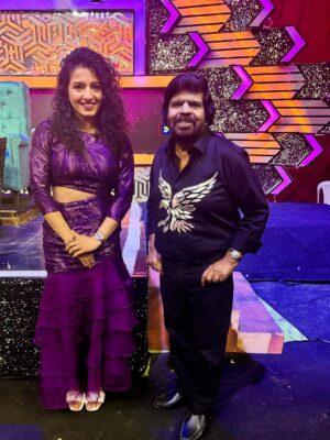 Vyishali Kemkar Instagram - Heavy or light, friends make it bright. Playful ride, happiness inside !
Rhyming Caption , because it’s TR’s Fashion !
MUA: @jay_makeup_artist_
Outfit: @adhma.fashion_house
Jewellery: @sr_wedding_jewel
#Kemy #Singlepasanga #ZeeTamil #TR #Friendship