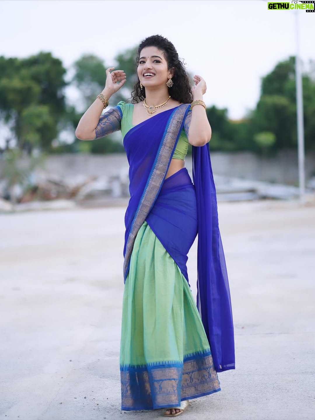 Vyishali Kemkar - 10.9K Likes - Grace in every twirl ✨💙💚 Pavadai dhavani diaries

MUA: @jay_makeup_artist_ 
Jewellery: @sr_wedding_jewel 
Outfit: @chettinad_sarees 
📸: @sathish_photography49 

 #Kemy #ZeeTamil #Singlepasanga