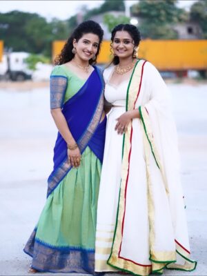 Vyishali Kemkar Instagram - When the gang comes together, even retro feels new.
MUA: @jay_makeup_artist_
Jewellery: @sr_wedding_jewel
Outfit: @chettinad_sarees
📸: @sathish_photography49
#Kemy #ZeeTamil #SinglePasanga
#VaVaPakkamVa