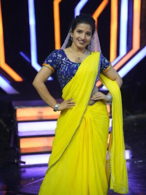 Vyishali Kemkar Instagram - Draped in sunshine, powered by passion ☀️Saree today, slay everyday 😎
MUA: @jay_makeup_artist_
#Kemy #ZeeTamil #SinglePasanga #Saree #YellowSaree #Dance