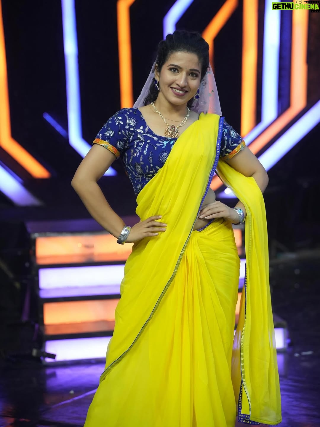 Vyishali Kemkar - 19.3K Likes - Draped in sunshine, powered by passion ☀️Saree today, slay everyday 😎

MUA: @jay_makeup_artist_ 

#Kemy #ZeeTamil #SinglePasanga #Saree #YellowSaree #Dance