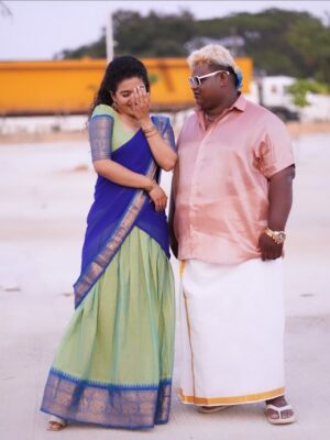 Vyishali Kemkar Instagram - When the gang comes together, even retro feels new.
MUA: @jay_makeup_artist_
Jewellery: @sr_wedding_jewel
Outfit: @chettinad_sarees
📸: @sathish_photography49
#Kemy #ZeeTamil #SinglePasanga
#VaVaPakkamVa
