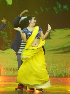 Vyishali Kemkar Instagram - Yellow saree happy heart = perfect combo.She wore yellow, he blushed mellow. 🌼
#Kemy #ZeeTamil #SinglePasanga #YellowSaree