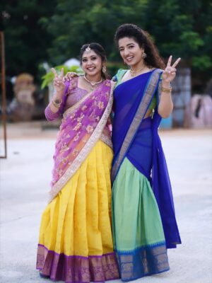 Vyishali Kemkar Instagram - When the gang comes together, even retro feels new.
MUA: @jay_makeup_artist_
Jewellery: @sr_wedding_jewel
Outfit: @chettinad_sarees
📸: @sathish_photography49
#Kemy #ZeeTamil #SinglePasanga
#VaVaPakkamVa