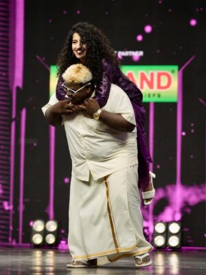 Vyishali Kemkar Instagram - Heavy or light, friends make it bright. Playful ride, happiness inside !
Rhyming Caption , because it’s TR’s Fashion !
MUA: @jay_makeup_artist_
Outfit: @adhma.fashion_house
Jewellery: @sr_wedding_jewel
#Kemy #Singlepasanga #ZeeTamil #TR #Friendship