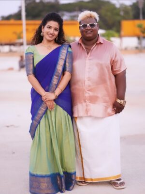 Vyishali Kemkar Instagram - When the gang comes together, even retro feels new.
MUA: @jay_makeup_artist_
Jewellery: @sr_wedding_jewel
Outfit: @chettinad_sarees
📸: @sathish_photography49
#Kemy #ZeeTamil #SinglePasanga
#VaVaPakkamVa