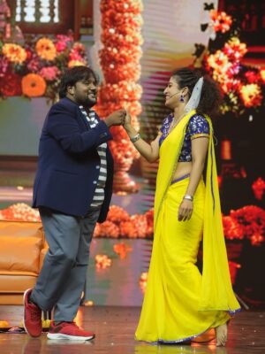 Vyishali Kemkar Instagram - Yellow saree happy heart = perfect combo.She wore yellow, he blushed mellow. 🌼
#Kemy #ZeeTamil #SinglePasanga #YellowSaree