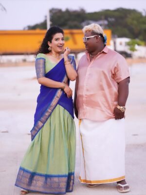 Vyishali Kemkar Instagram - When the gang comes together, even retro feels new.
MUA: @jay_makeup_artist_
Jewellery: @sr_wedding_jewel
Outfit: @chettinad_sarees
📸: @sathish_photography49
#Kemy #ZeeTamil #SinglePasanga
#VaVaPakkamVa
