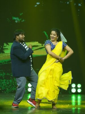 Vyishali Kemkar Instagram - Yellow saree happy heart = perfect combo.She wore yellow, he blushed mellow. 🌼
#Kemy #ZeeTamil #SinglePasanga #YellowSaree