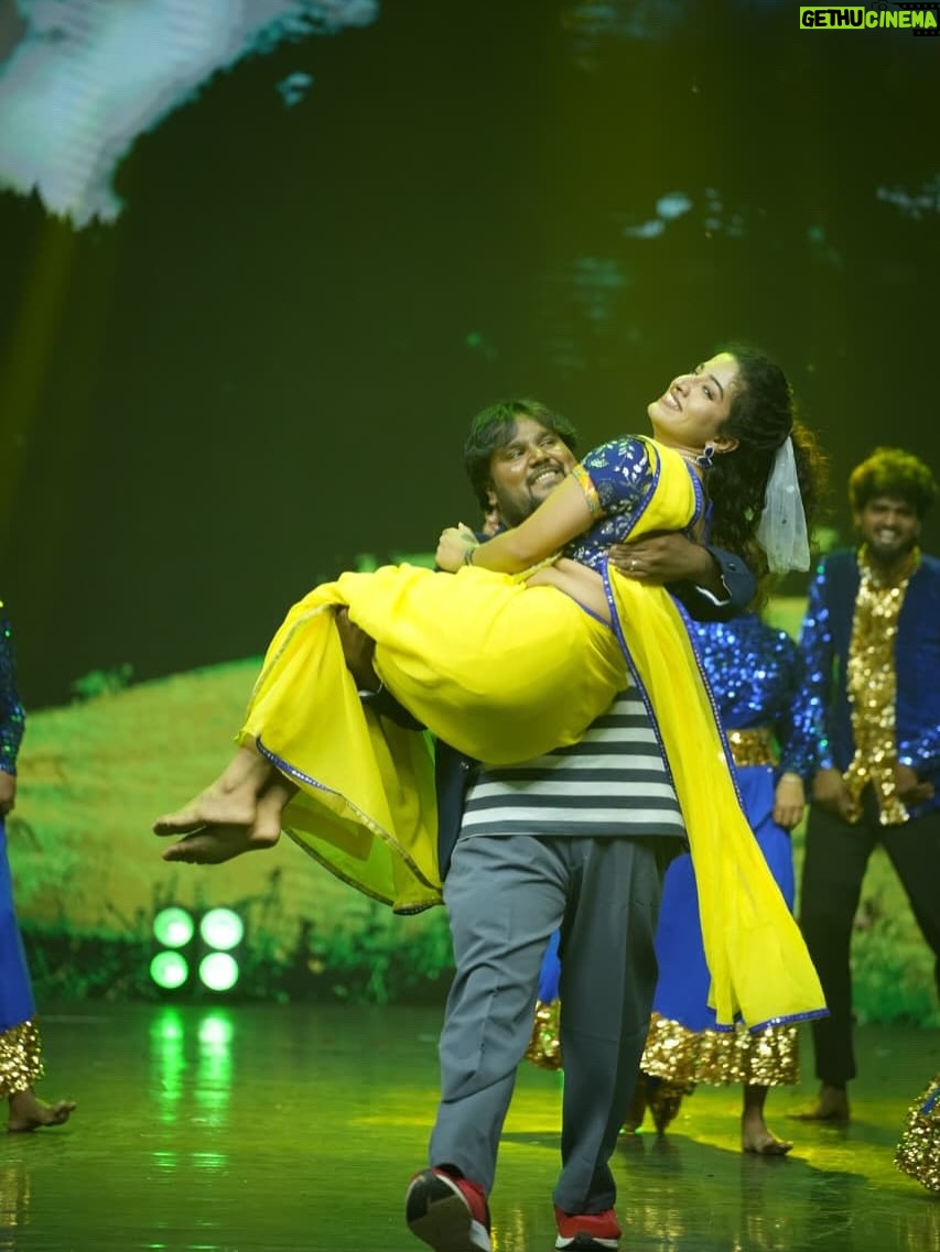 Vyishali Kemkar - 34.3K Likes - Yellow saree   happy heart = perfect combo.She wore yellow, he blushed mellow. 🌼

#Kemy #ZeeTamil #SinglePasanga #YellowSaree