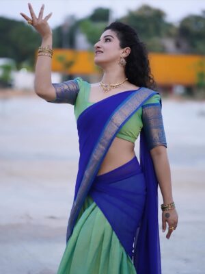 Vyishali Kemkar Instagram - Grace in every twirl ✨💙💚 Pavadai dhavani diaries
MUA: @jay_makeup_artist_
Jewellery: @sr_wedding_jewel
Outfit: @chettinad_sarees
📸: @sathish_photography49
#Kemy #ZeeTamil #Singlepasanga