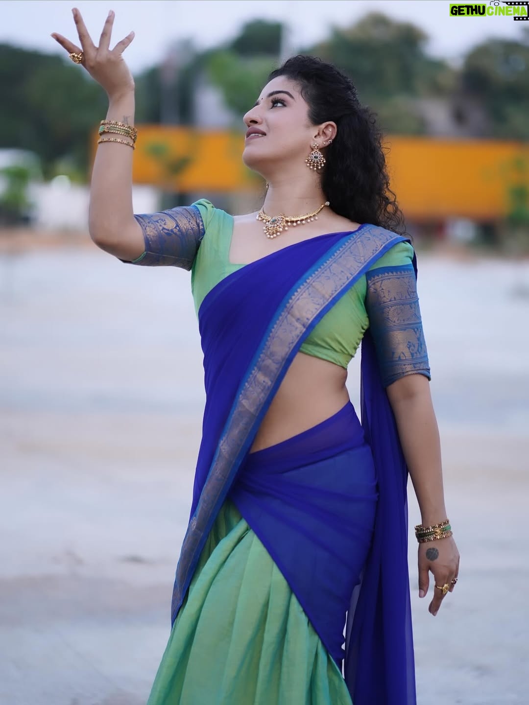 Vyishali Kemkar - 10.9K Likes - Grace in every twirl ✨💙💚 Pavadai dhavani diaries

MUA: @jay_makeup_artist_ 
Jewellery: @sr_wedding_jewel 
Outfit: @chettinad_sarees 
📸: @sathish_photography49 

 #Kemy #ZeeTamil #Singlepasanga