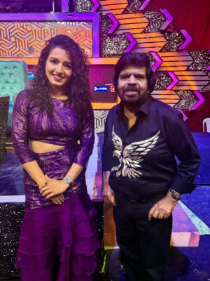 Vyishali Kemkar Instagram - Heavy or light, friends make it bright. Playful ride, happiness inside !
Rhyming Caption , because it’s TR’s Fashion !
MUA: @jay_makeup_artist_
Outfit: @adhma.fashion_house
Jewellery: @sr_wedding_jewel
#Kemy #Singlepasanga #ZeeTamil #TR #Friendship
