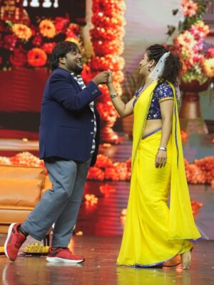 Vyishali Kemkar Instagram - Yellow saree happy heart = perfect combo.She wore yellow, he blushed mellow. 🌼
#Kemy #ZeeTamil #SinglePasanga #YellowSaree