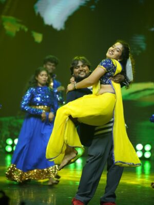 Vyishali Kemkar Instagram - Yellow saree happy heart = perfect combo.She wore yellow, he blushed mellow. 🌼
#Kemy #ZeeTamil #SinglePasanga #YellowSaree