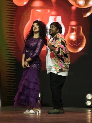 Vyishali Kemkar Instagram - Nenjukulla poora
Unna sumandhaalum
Vandhadhilla baaram
Enna idhu maayam .....!
This week single pasanga.....❤️🧿
#thidiyan #thidiyanactor #kemi