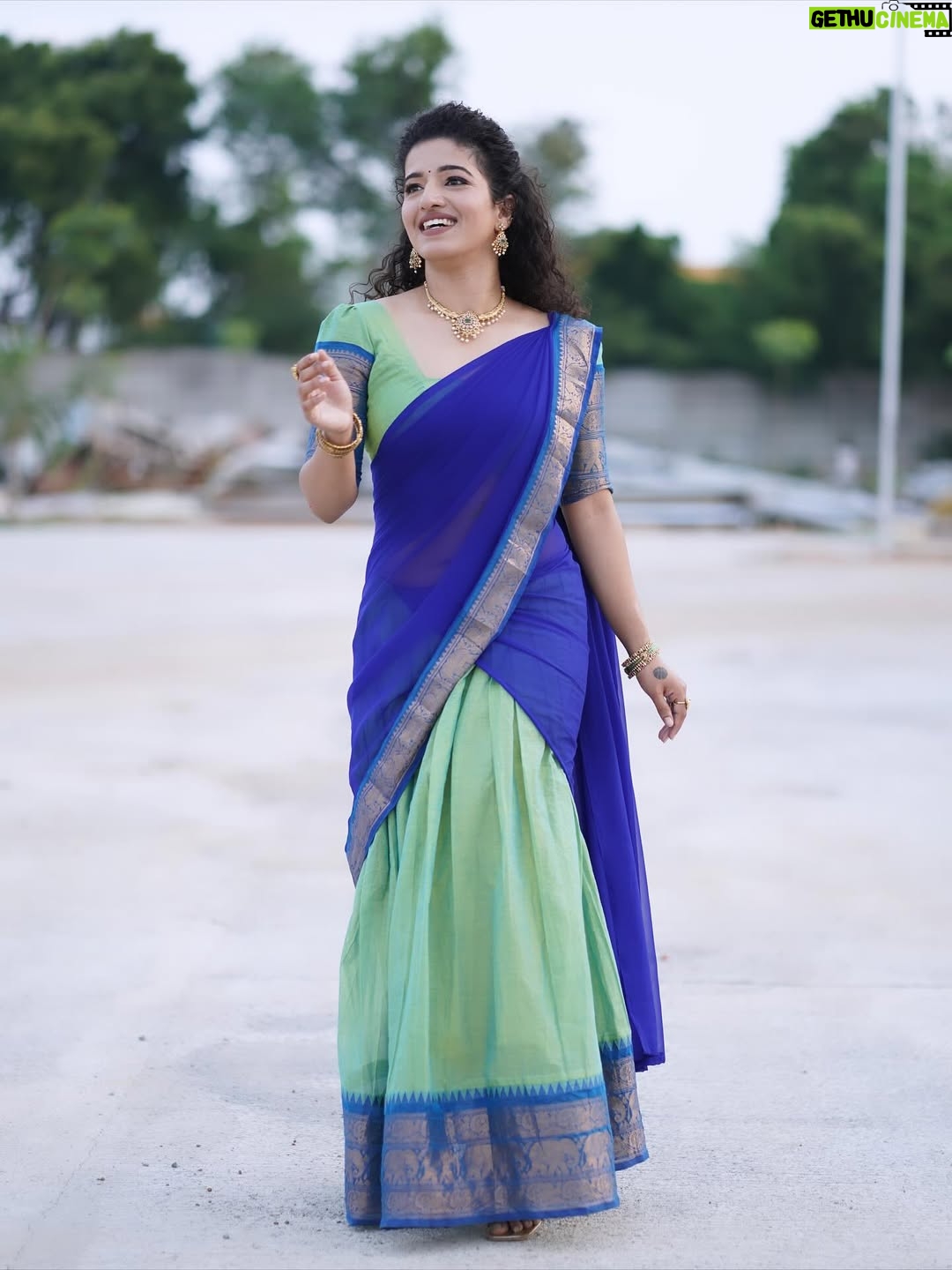 Vyishali Kemkar - 10.9K Likes - Grace in every twirl ✨💙💚 Pavadai dhavani diaries

MUA: @jay_makeup_artist_ 
Jewellery: @sr_wedding_jewel 
Outfit: @chettinad_sarees 
📸: @sathish_photography49 

 #Kemy #ZeeTamil #Singlepasanga