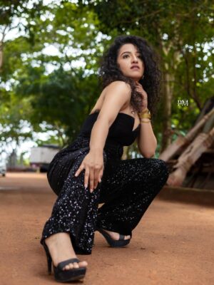 Vyishali Kemkar Instagram - Wings on my skin, fire in my soul 🔥🖤
MUA: @jay_makeup_artist_
📸: @padambypeer
#Kemy #Black #ZeeTamil #Photoshoot
