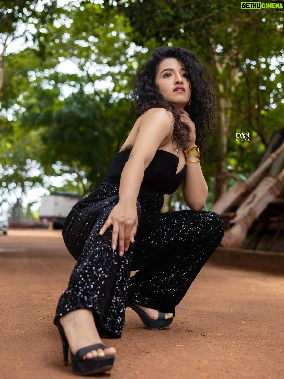 Vyishali Kemkar - 19.1K Likes - Wings on my skin, fire in my soul 🔥🖤

MUA: @jay_makeup_artist_ 
📸: @padambypeer 

#Kemy #Black #ZeeTamil #Photoshoot