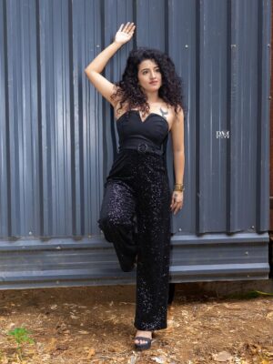 Vyishali Kemkar Instagram - Wings on my skin, fire in my soul 🔥🖤
MUA: @jay_makeup_artist_
📸: @padambypeer
#Kemy #Black #ZeeTamil #Photoshoot