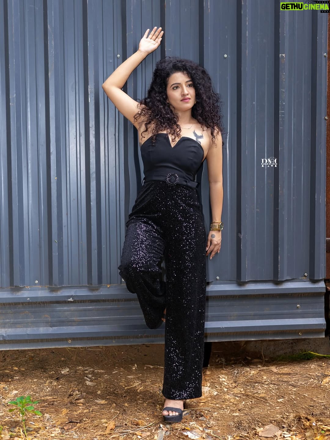 Vyishali Kemkar - 19.1K Likes - Wings on my skin, fire in my soul 🔥🖤

MUA: @jay_makeup_artist_ 
📸: @padambypeer 

#Kemy #Black #ZeeTamil #Photoshoot