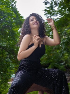 Vyishali Kemkar Instagram - Wings on my skin, fire in my soul 🔥🖤
MUA: @jay_makeup_artist_
📸: @padambypeer
#Kemy #Black #ZeeTamil #Photoshoot