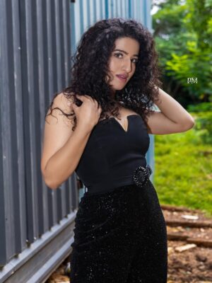 Vyishali Kemkar Instagram - Wings on my skin, fire in my soul 🔥🖤
MUA: @jay_makeup_artist_
📸: @padambypeer
#Kemy #Black #ZeeTamil #Photoshoot