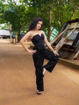 Vyishali Kemkar Instagram - Wings on my skin, fire in my soul 🔥🖤
MUA: @jay_makeup_artist_
📸: @padambypeer
#Kemy #Black #ZeeTamil #Photoshoot