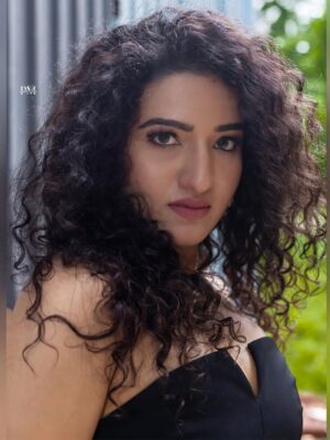 Vyishali Kemkar Instagram - Wings on my skin, fire in my soul 🔥🖤
MUA: @jay_makeup_artist_
📸: @padambypeer
#Kemy #Black #ZeeTamil #Photoshoot