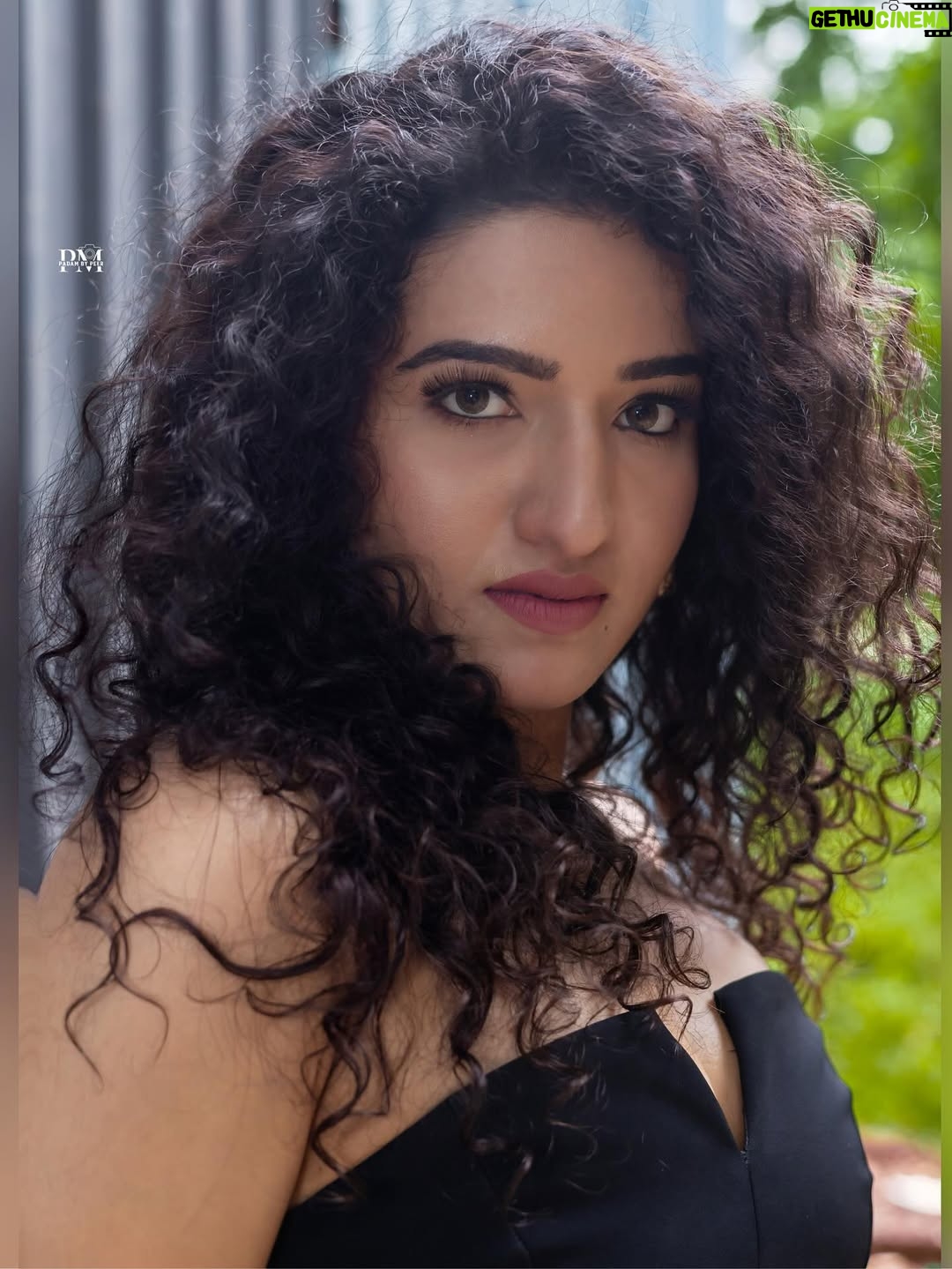 Vyishali Kemkar - 19.1K Likes - Wings on my skin, fire in my soul 🔥🖤

MUA: @jay_makeup_artist_ 
📸: @padambypeer 

#Kemy #Black #ZeeTamil #Photoshoot