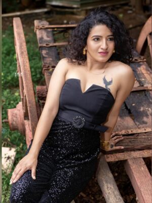 Vyishali Kemkar Instagram - Wings on my skin, fire in my soul 🔥🖤
MUA: @jay_makeup_artist_
📸: @padambypeer
#Kemy #Black #ZeeTamil #Photoshoot