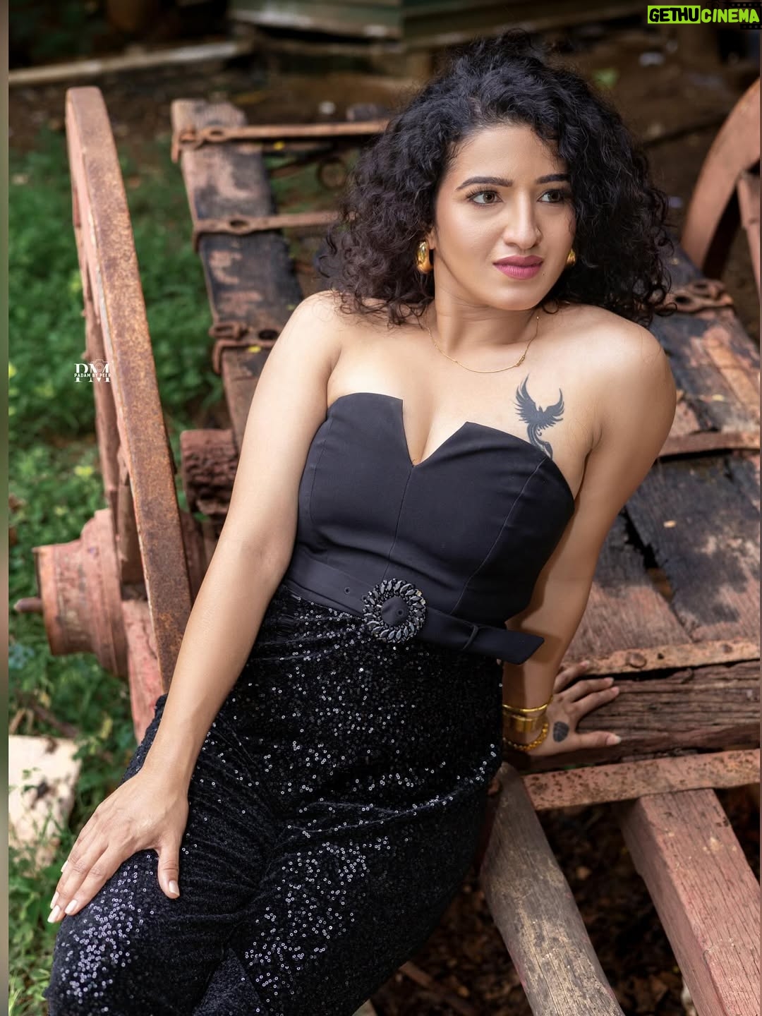 Vyishali Kemkar - 19.1K Likes - Wings on my skin, fire in my soul 🔥🖤

MUA: @jay_makeup_artist_ 
📸: @padambypeer 

#Kemy #Black #ZeeTamil #Photoshoot