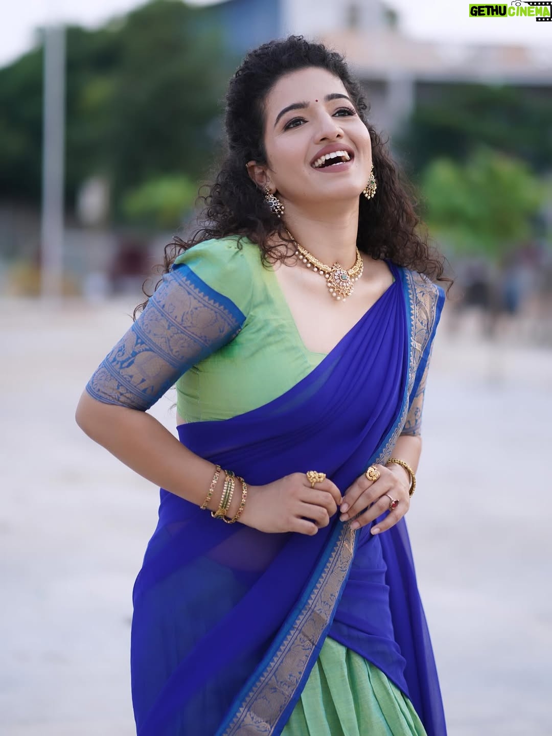 Vyishali Kemkar - 10.9K Likes - Grace in every twirl ✨💙💚 Pavadai dhavani diaries

MUA: @jay_makeup_artist_ 
Jewellery: @sr_wedding_jewel 
Outfit: @chettinad_sarees 
📸: @sathish_photography49 

 #Kemy #ZeeTamil #Singlepasanga
