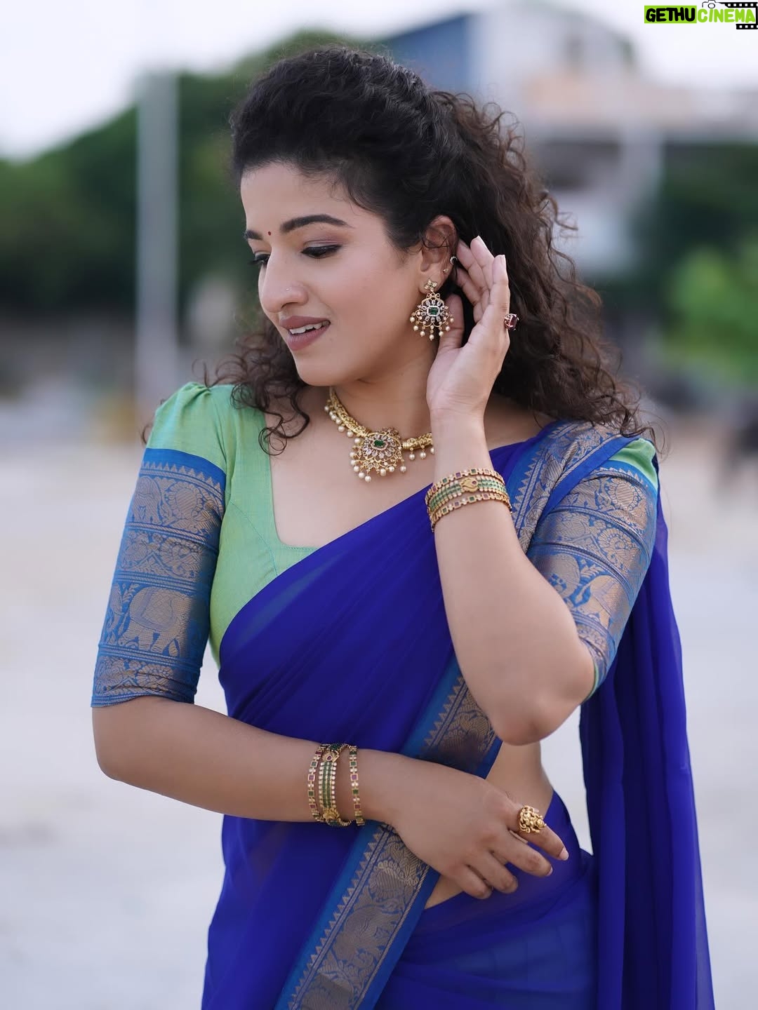Vyishali Kemkar - 10.9K Likes - Grace in every twirl ✨💙💚 Pavadai dhavani diaries

MUA: @jay_makeup_artist_ 
Jewellery: @sr_wedding_jewel 
Outfit: @chettinad_sarees 
📸: @sathish_photography49 

 #Kemy #ZeeTamil #Singlepasanga