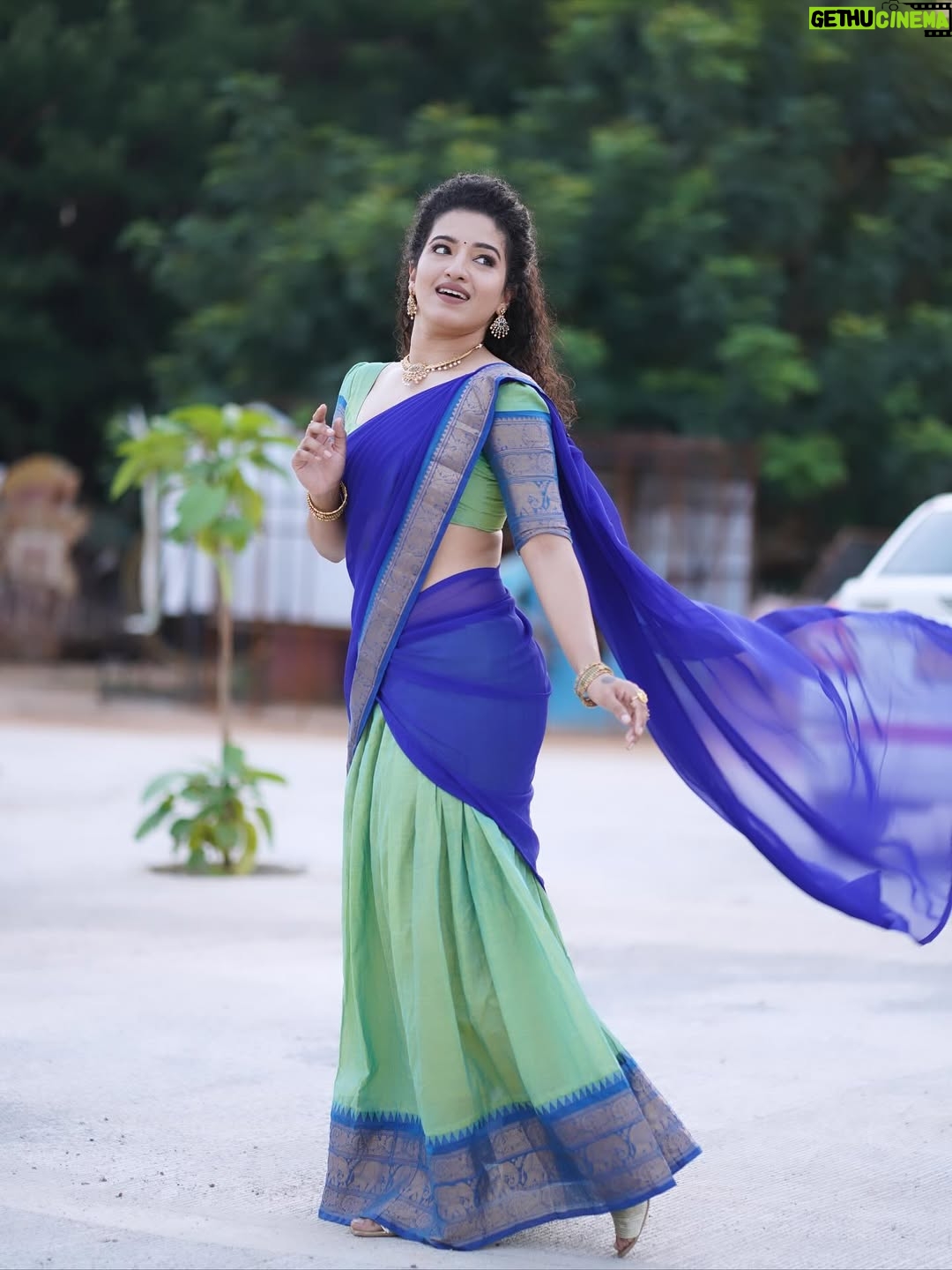 Vyishali Kemkar - 10.9K Likes - Grace in every twirl ✨💙💚 Pavadai dhavani diaries

MUA: @jay_makeup_artist_ 
Jewellery: @sr_wedding_jewel 
Outfit: @chettinad_sarees 
📸: @sathish_photography49 

 #Kemy #ZeeTamil #Singlepasanga