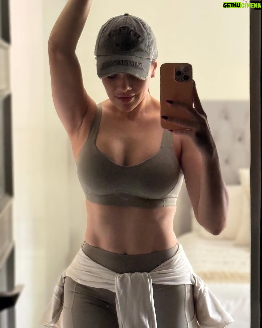 Waluscha De Sousa - 15.7K Likes - Cause Tuesday is the new Monday 🙃