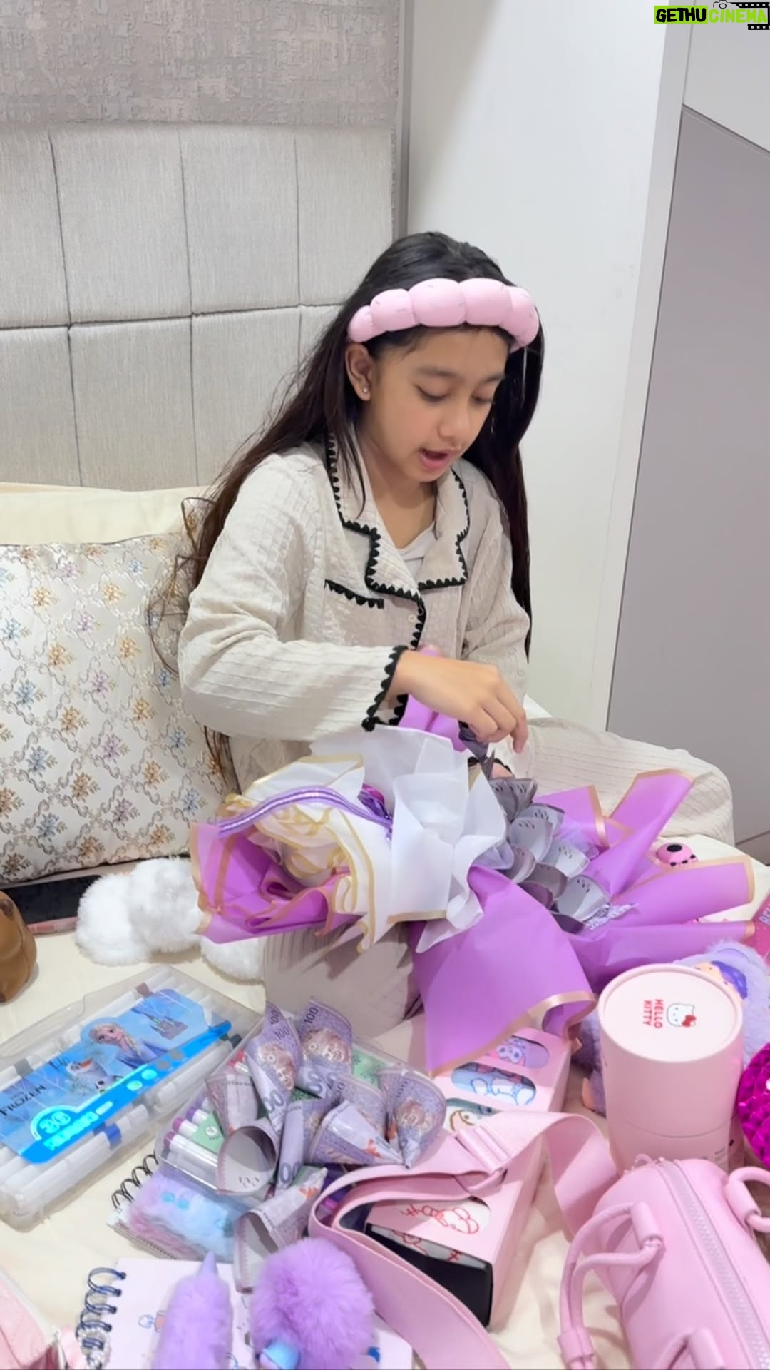 Wawa Zainal - 131.4K Likes - Proud mama moment🥹🥹 tak sangka hayla kecik2 da berjiwa besar🥹 sayang .. semoga membesar jadi anak yg baik ya