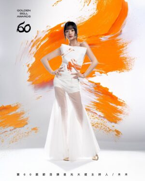Wenny Lin Instagram - [　𝟭𝟬.𝟭𝟳 節目類 星光大道主持人　]

‵ ✧ 夏和熙 ╳ 木木 ✧ ´ #雙美組合
　
[　視覺概念　] 
　
以董老師墨寶為視覺延伸，擷取筆畫局部結構融入設計，
讓傳統書藝在現代語境中重獲新生。
透過墨韻層次的變化，結合彩度識別，
節目類以橘色象徵傳播的溫度與多元；
對應不同類型的媒體表現。
整體展現金鐘六十年來橫跨世代的文化厚度與藝術連結，
回望台灣影視與廣播產業的發展脈絡，
既向傳統致敬，也開展未來想像。
　
#金鐘60 #GBA60 #星光四將 #節目類
　
────────────────────────
　
[　𝗖𝗿𝗲𝗱𝗶𝘁　]
　
視覺總監｜黃曉玫 Mei Huang
視覺指導｜邱孟彥 Benny Chiu 
視覺設計｜劉穎錚 Jean Liu
視覺攝影｜陳志昇  Asheng Chen @sheng318
攝影助理｜詹益翔  Eason Chan
燈光設備｜楓籟艋舺 Person Studio Monga @personstudio
燈光協助｜黃柏森  Person Huang
　
✧ 木  木 
造型｜羊Ian Wang
化妝｜平平
髮型/ HARLEY LIU / OLLIE HSU
@yyyang3 @wyc_yen @st2102 @h.harley_1107 @ollie09.24
　
✧ 夏和熙
造型｜Ian Lee李昱緯
化妝｜李凱潔
髮型｜Edmund Lin from ZOOM Hairstyling
@Yuwei5858 @zoomhairstyling @zoom_edmund @jadeleemakeup
────────────────────────
　
[　第𝟲𝟬屆金鐘獎頒獎典禮　]
　
• 𝟭𝟬.𝟭𝟭 (𝗦𝗔𝗧.)廣　播
• 𝟭𝟬.𝟭𝟳 (𝗙𝗥𝗜.) 節　目
• 𝟭𝟬.𝟭𝟴 (𝗦𝗔𝗧.)戲　劇