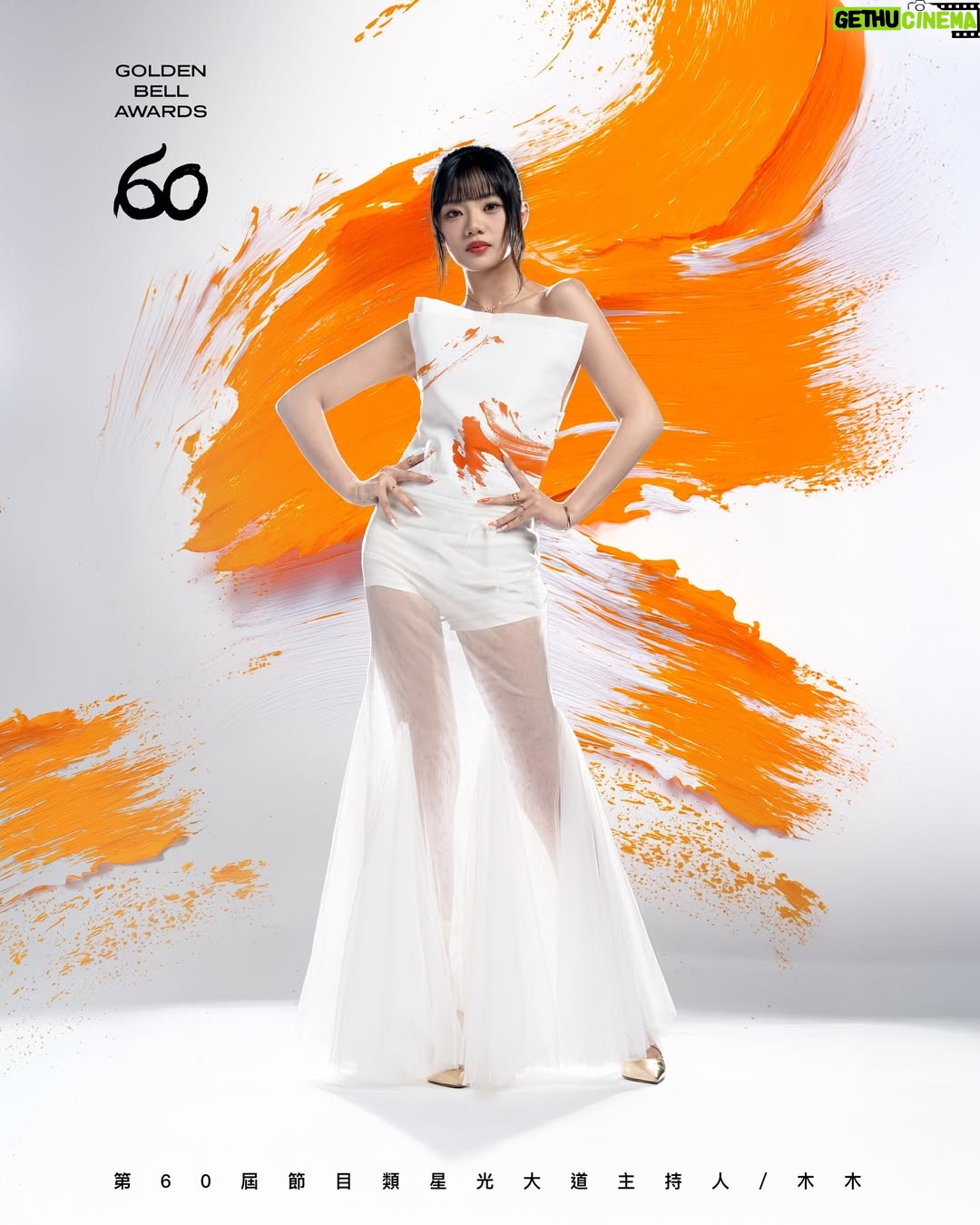 Wenny Lin - 12.6K Likes - [　𝟭𝟬.𝟭𝟳 節目類 星光大道主持人　]

‵ ✧ 夏和熙 ╳ 木木 ✧ ´ #雙美組合
　
[　視覺概念　] 
　
以董老師墨寶為視覺延伸，擷取筆畫局部結構融入設計，
讓傳統書藝在現代語境中重獲新生。
透過墨韻層次的變化，結合彩度識別，
節目類以橘色象徵傳播的溫度與多元；
對應不同類型的媒體表現。
整體展現金鐘六十年來橫跨世代的文化厚度與藝術連結，
回望台灣影視與廣播產業的發展脈絡，
既向傳統致敬，也開展未來想像。
　
#金鐘60 #GBA60 #星光四將 #節目類
　
────────────────────────
　
[　𝗖𝗿𝗲𝗱𝗶𝘁　]
　
視覺總監｜黃曉玫 Mei Huang
視覺指導｜邱孟彥 Benny Chiu 
視覺設計｜劉穎錚 Jean Liu
視覺攝影｜陳志昇  Asheng Chen @sheng318
攝影助理｜詹益翔  Eason Chan
燈光設備｜楓籟艋舺 Person Studio Monga @personstudio
燈光協助｜黃柏森  Person Huang
　
✧ 木  木 
造型｜羊Ian Wang
化妝｜平平
髮型/ HARLEY LIU / OLLIE HSU
@yyyang3 @wyc_yen @st2102 @h.harley_1107 @ollie09.24
　
✧ 夏和熙
造型｜Ian Lee李昱緯
化妝｜李凱潔
髮型｜Edmund Lin from ZOOM Hairstyling
@Yuwei5858 @zoomhairstyling @zoom_edmund @jadeleemakeup
────────────────────────
　
[　第𝟲𝟬屆金鐘獎頒獎典禮　]
　
• 𝟭𝟬.𝟭𝟭 (𝗦𝗔𝗧.)廣　播
• 𝟭𝟬.𝟭𝟳 (𝗙𝗥𝗜.) 節　目
• 𝟭𝟬.𝟭𝟴 (𝗦𝗔𝗧.)戲　劇