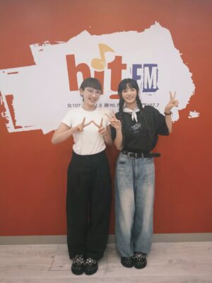 Wenny Lin Instagram - 大家晚安！下午說要分享的好消息就是📣✨✨✨

我正式加入 hitFMㄌ ヽ(○´∀`)ﾉ♪ （哭ㄚ好開心😭）

音樂是我的日常，如果能分享自己喜歡的音樂給大家聽更是快樂！去年有幸到電台代班一週，可說是難忘又幸福，那時候一直在節目裡偷偷許願：「希望我可以常常來！」 沒想到真的實現了！謝謝 @hit_fm_taiwan 🙏🏻💚❤️

今天跟豪～口愛的 OH夜DJ 娃娃姊交棒了！（我們竟然還穿一樣的鞋子！）（好巧好開心）
現在開始就多了一個身份，OH YA DJ木木正式上線✨✨✨

從明天起，每週三～週五晚上9.-11. 讓我 在 hitFM當你/妳的好朋友，陪你一起聽音樂，下載電台官方APP可以到聊天室跟我互動喔‼️

👔： @retem03
