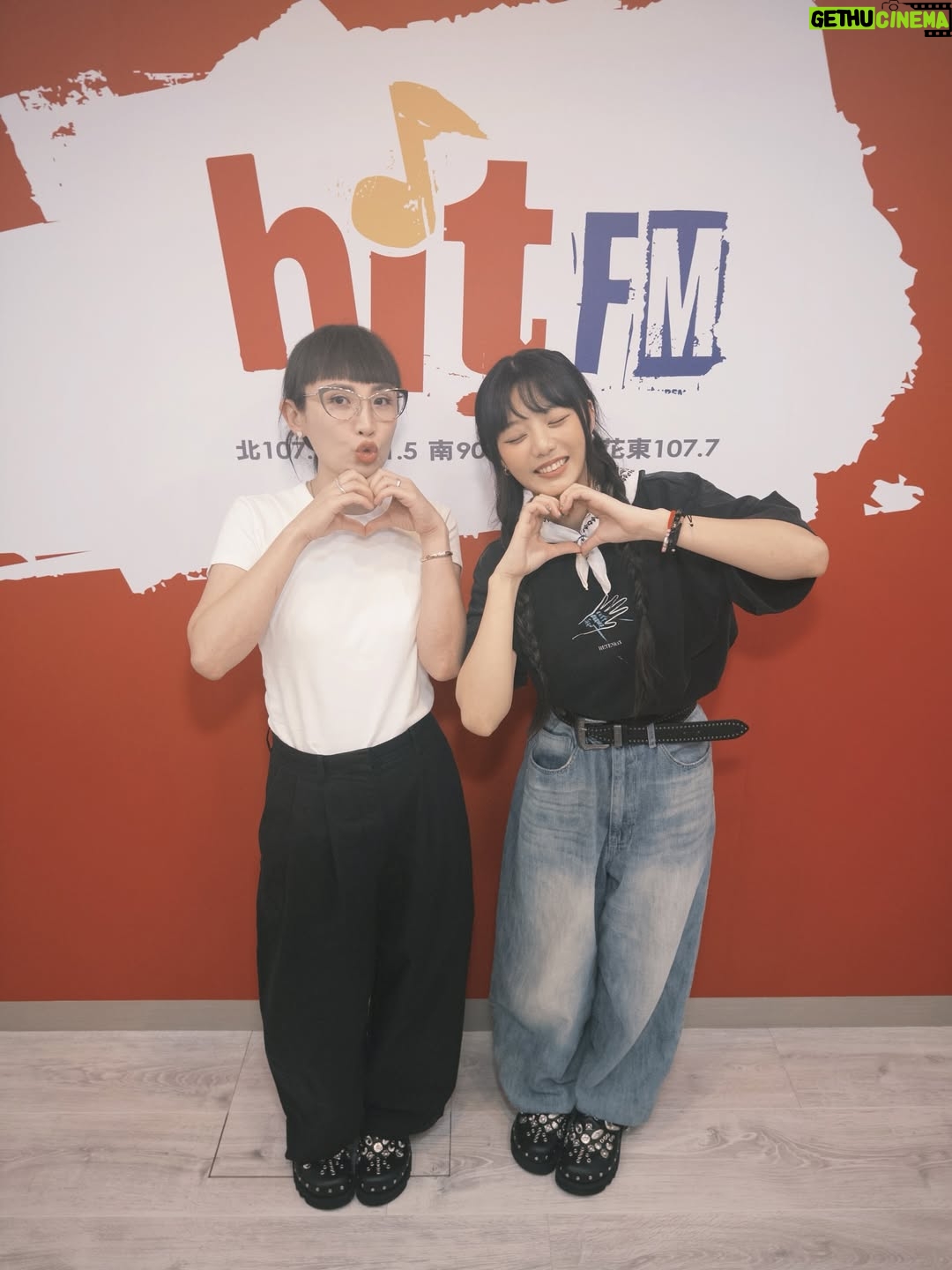 Wenny Lin - 5.6K Likes - 大家晚安！下午說要分享的好消息就是📣✨✨✨

我正式加入 hitFMㄌ ヽ(○´∀`)ﾉ♪ （哭ㄚ好開心😭）

音樂是我的日常，如果能分享自己喜歡的音樂給大家聽更是快樂！去年有幸到電台代班一週，可說是難忘又幸福，那時候一直在節目裡偷偷許願：「希望我可以常常來！」 沒想到真的實現了！謝謝 @hit_fm_taiwan 🙏🏻💚❤️

今天跟豪～口愛的 OH夜DJ 娃娃姊交棒了！（我們竟然還穿一樣的鞋子！）（好巧好開心）
現在開始就多了一個身份，OH YA DJ木木正式上線✨✨✨

從明天起，每週三～週五晚上9.-11. 讓我 在 hitFM當你/妳的好朋友，陪你一起聽音樂，下載電台官方APP可以到聊天室跟我互動喔‼️

👔： @retem03