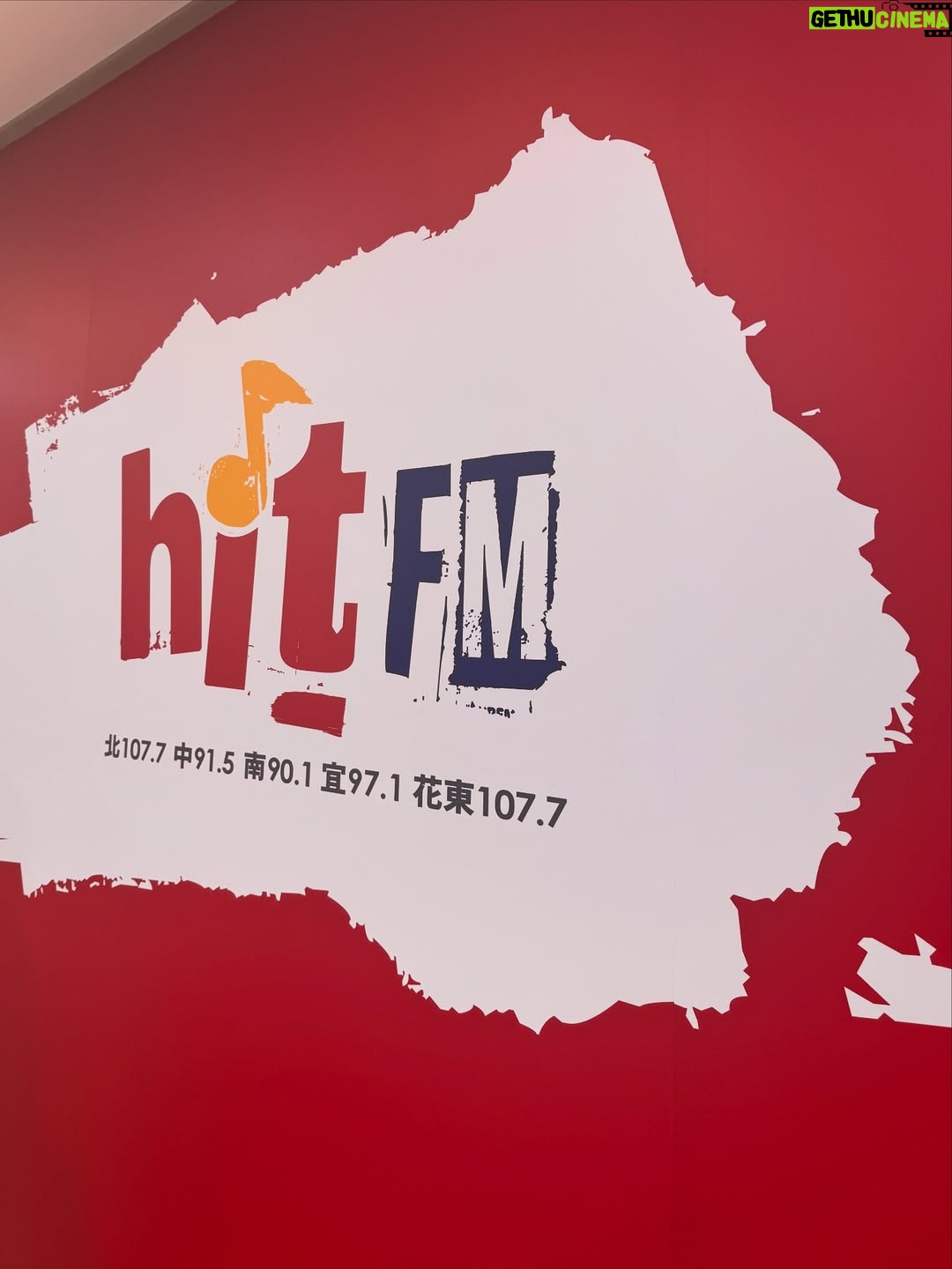 Wenny Lin - 5.6K Likes - 大家晚安！下午說要分享的好消息就是📣✨✨✨

我正式加入 hitFMㄌ ヽ(○´∀`)ﾉ♪ （哭ㄚ好開心😭）

音樂是我的日常，如果能分享自己喜歡的音樂給大家聽更是快樂！去年有幸到電台代班一週，可說是難忘又幸福，那時候一直在節目裡偷偷許願：「希望我可以常常來！」 沒想到真的實現了！謝謝 @hit_fm_taiwan 🙏🏻💚❤️

今天跟豪～口愛的 OH夜DJ 娃娃姊交棒了！（我們竟然還穿一樣的鞋子！）（好巧好開心）
現在開始就多了一個身份，OH YA DJ木木正式上線✨✨✨

從明天起，每週三～週五晚上9.-11. 讓我 在 hitFM當你/妳的好朋友，陪你一起聽音樂，下載電台官方APP可以到聊天室跟我互動喔‼️

👔： @retem03