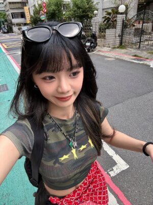 Wenny Lin Instagram - 再過不久就可以跟大家分享一件又開心又期待的事ㄌ🫧✨💚

（準備了一段時間終於可以說啦！！）
（為啥拿咖啡的手這麼尷尬？）