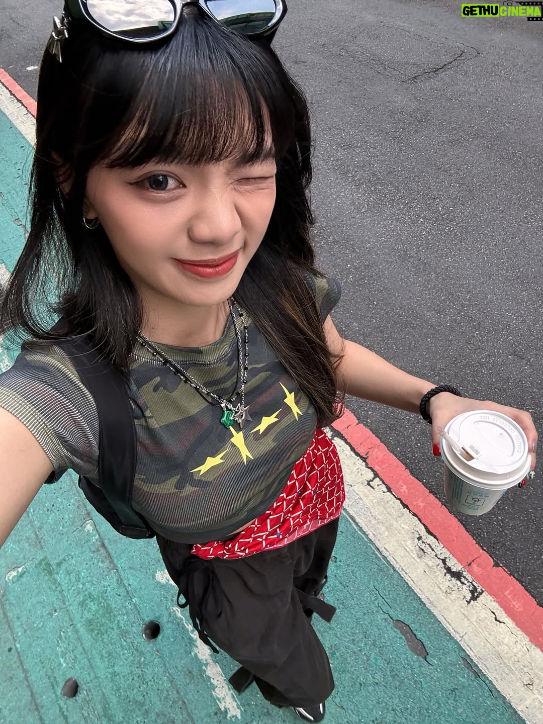 Wenny Lin - 11K Likes - 再過不久就可以跟大家分享一件又開心又期待的事ㄌ🫧✨💚

（準備了一段時間終於可以說啦！！）
（為啥拿咖啡的手這麼尷尬？）